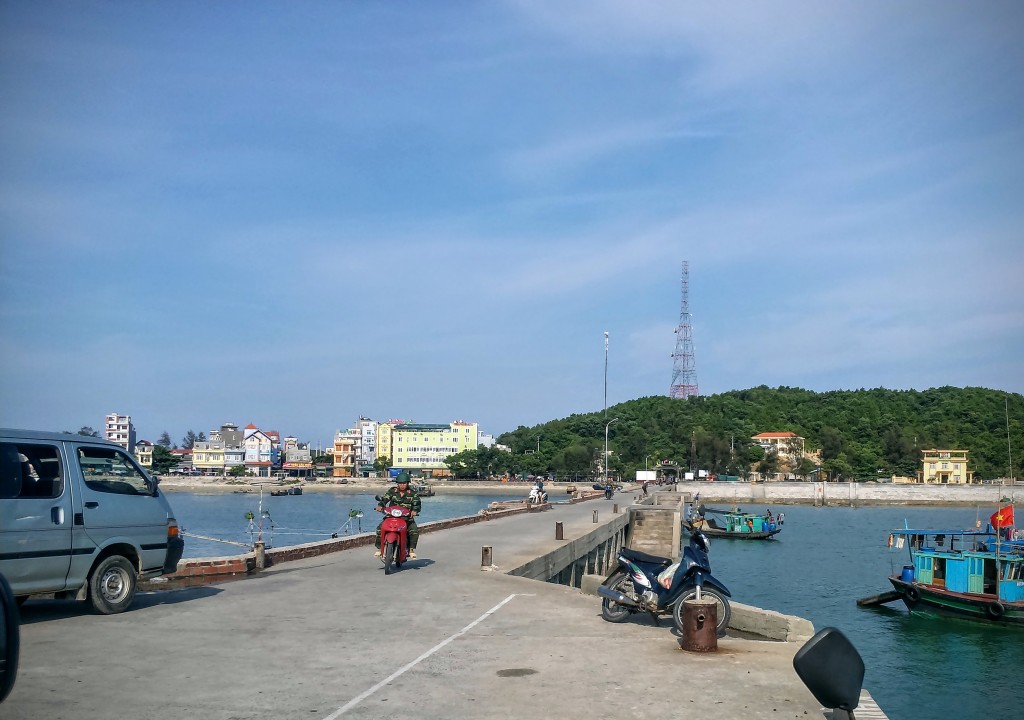 Đã đến bến thuyền Cô Tô, bãi biển trải dài và núi xanh mượt!!