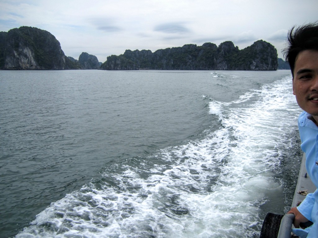 Đứng trên boong tàu rất là mát, nhưng chú ý tránh tầm nhìn của bác lái tàu nhé!