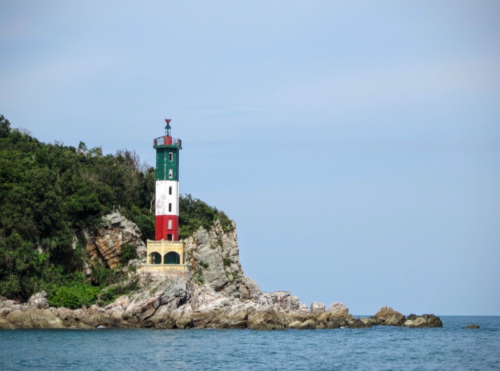 Ngọn hải đăng trên vịnh, có vẻ như là bị bỏ hoang 