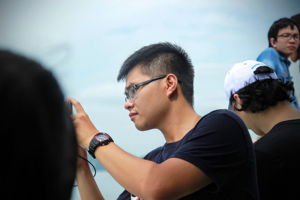 Chăm chú chụp cảnh thiên nhiên, bị chụp trộm lúc nào không biết